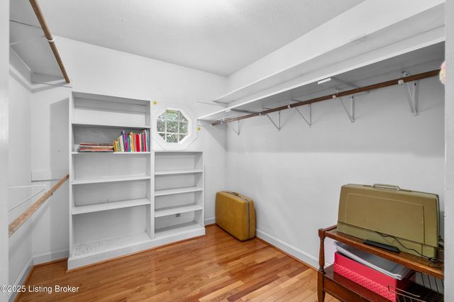 9104 Linn Station Rd, Louisville, KY 40222