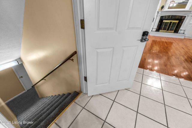 9104 Linn Station Rd, Louisville, KY 40222