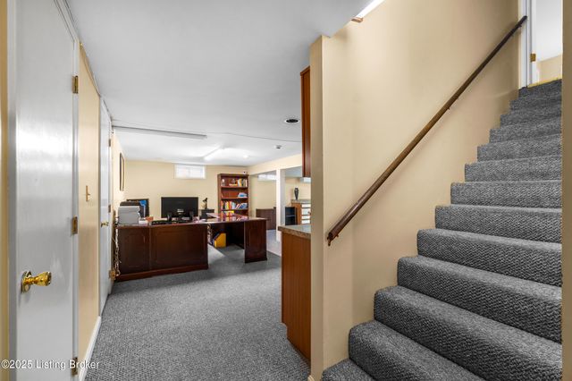 9104 Linn Station Rd, Louisville, KY 40222