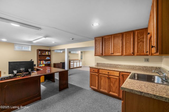 9104 Linn Station Rd, Louisville, KY 40222