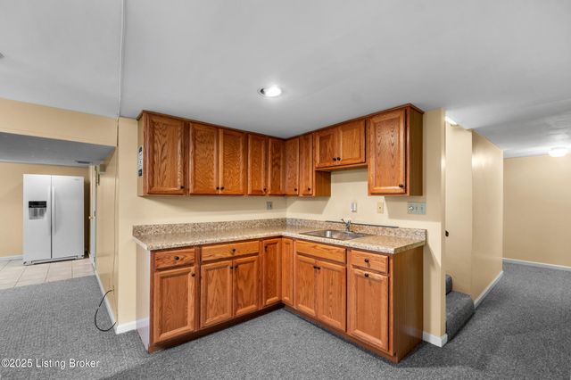 9104 Linn Station Rd, Louisville, KY 40222