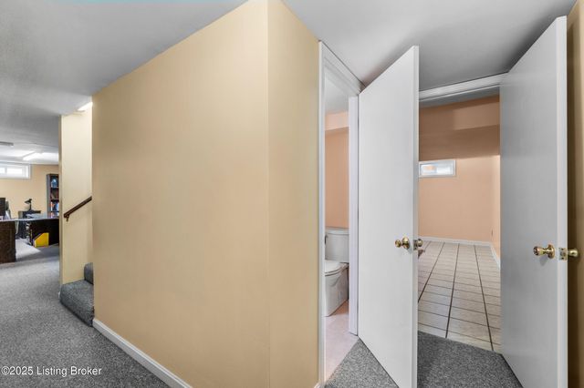 9104 Linn Station Rd, Louisville, KY 40222