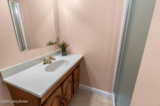 9104 Linn Station Rd, Louisville, KY 40222