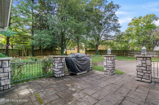 9104 Linn Station Rd, Louisville, KY 40222