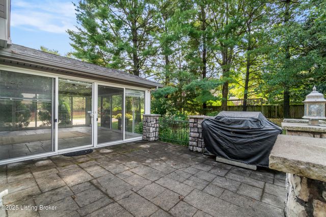 9104 Linn Station Rd, Louisville, KY 40222