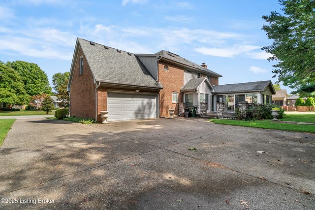 9104 Linn Station Rd, Louisville, KY 40222