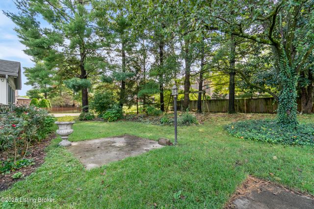 9104 Linn Station Rd, Louisville, KY 40222