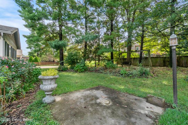 9104 Linn Station Rd, Louisville, KY 40222