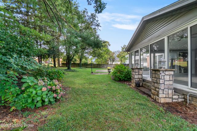 9104 Linn Station Rd, Louisville, KY 40222