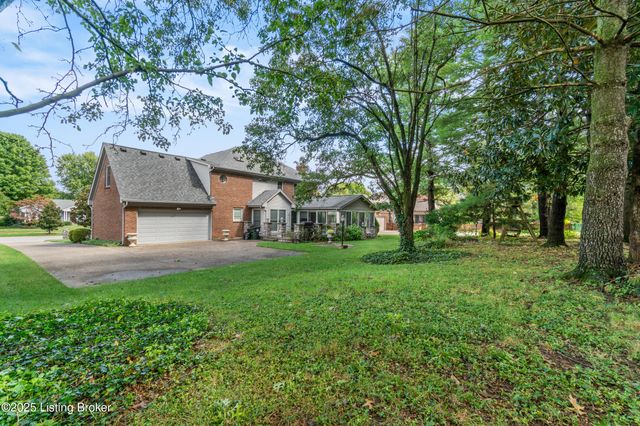 9104 Linn Station Rd, Louisville, KY 40222