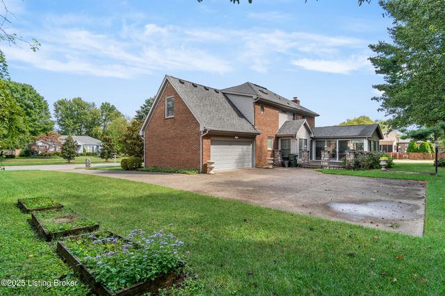 9104 Linn Station Rd, Louisville, KY 40222