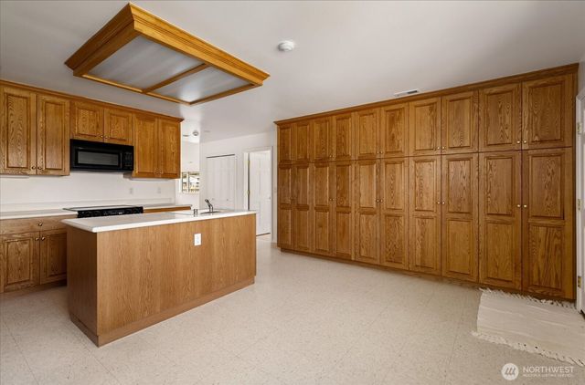 2169 Mariner Beach Drive, Oak Harbor, WA 98277