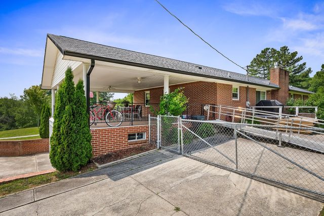 1069 McGregor Ln, Cookeville, TN 38501