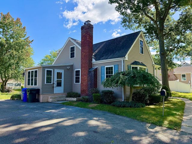 66 Greaney St, Springfield, MA 01104