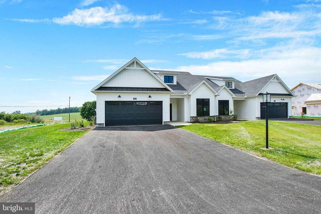 7688 THRUSH LN, Fayetteville, PA 17222