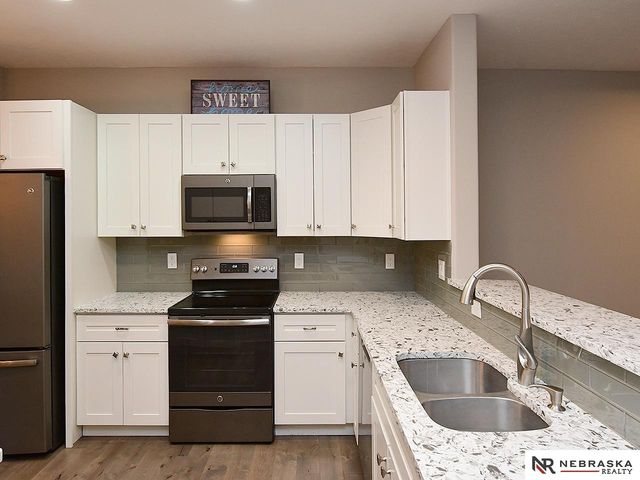 3320 Davenport Street, Omaha, NE 68131
