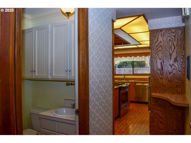 1029 ASPEN St, Medford, OR 97501