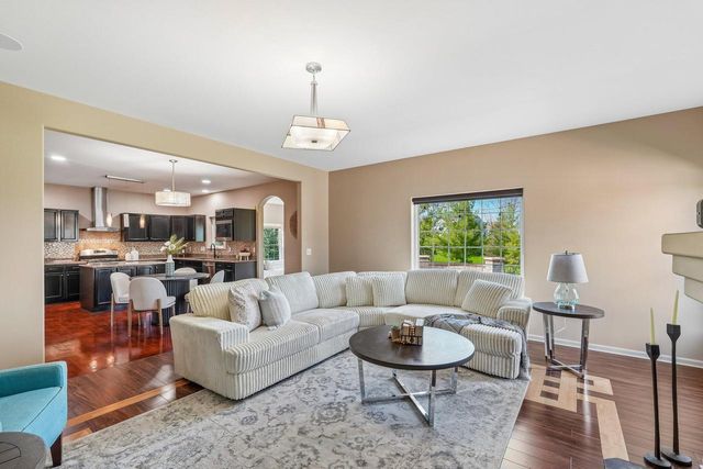 N55W20970 Carters Crossing CIRCLE, Menomonee Falls, WI 53051