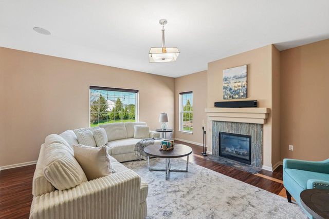 N55W20970 Carters Crossing CIRCLE, Menomonee Falls, WI 53051