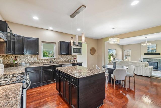 N55W20970 Carters Crossing CIRCLE, Menomonee Falls, WI 53051
