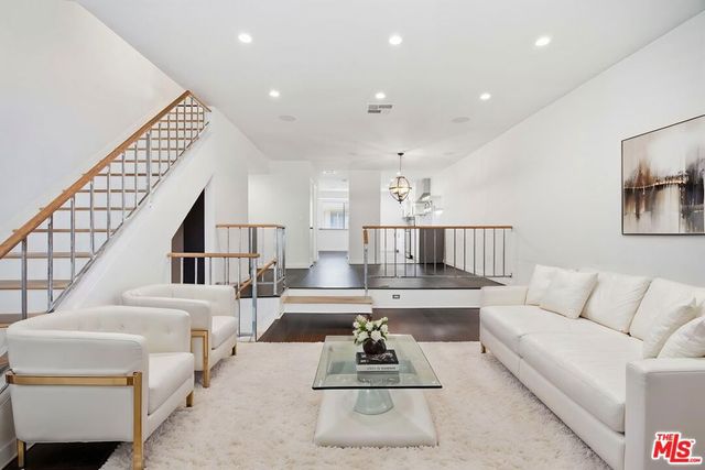 10229 Variel Avenue 12, Chatsworth, CA 91311