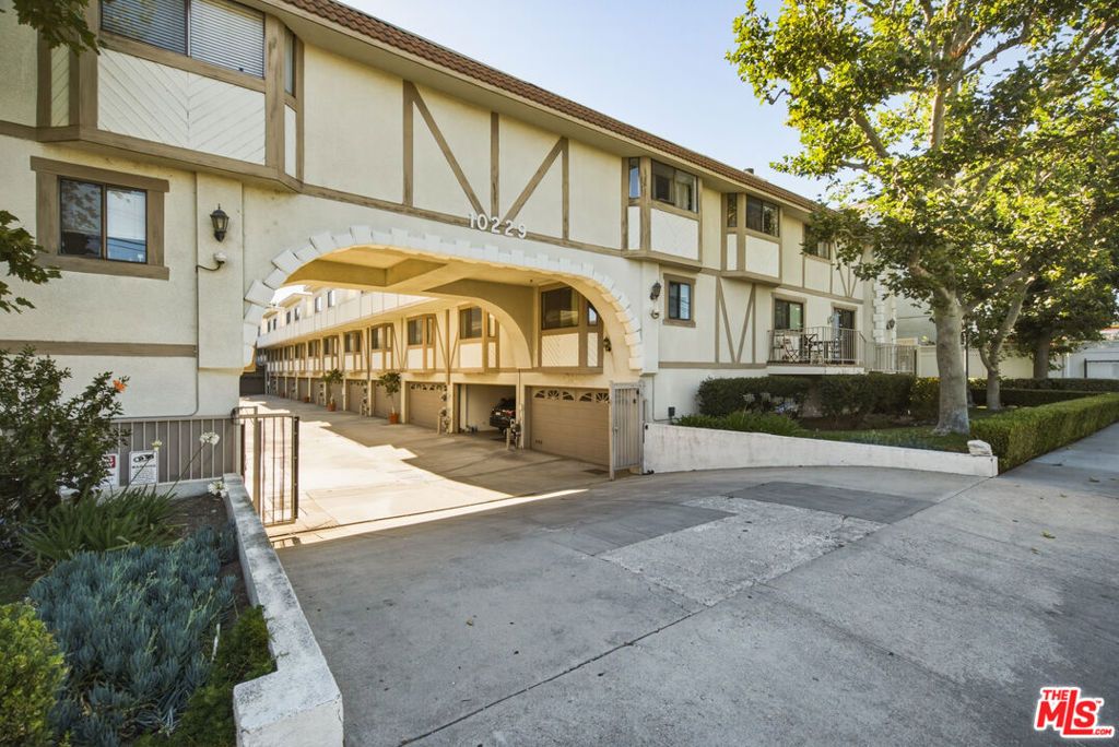 10229 Variel Avenue 12, Chatsworth, CA 91311
