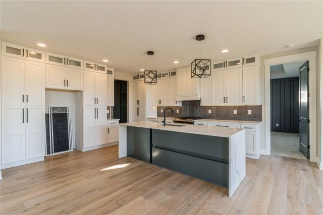16210 Walnut Meadows Court, Urbandale, IA 50323