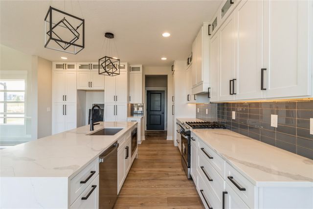 16210 Walnut Meadows Court, Urbandale, IA 50323