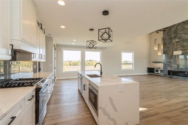 16210 Walnut Meadows Court, Urbandale, IA 50323