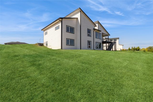 16210 Walnut Meadows Court, Urbandale, IA 50323