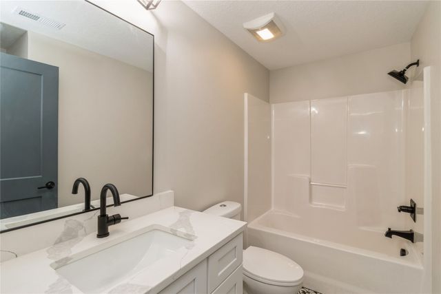 16210 Walnut Meadows Court, Urbandale, IA 50323