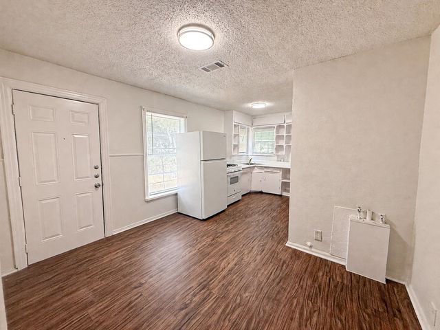 6710 Petain Avenue, Dallas, TX 75227