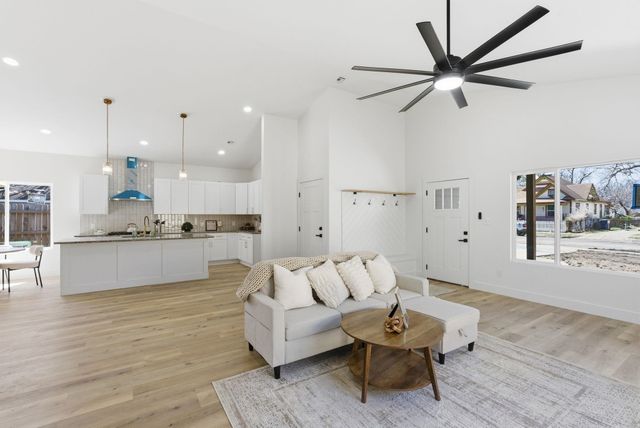 140 S Volutsia Ave, Wichita, KS 67211