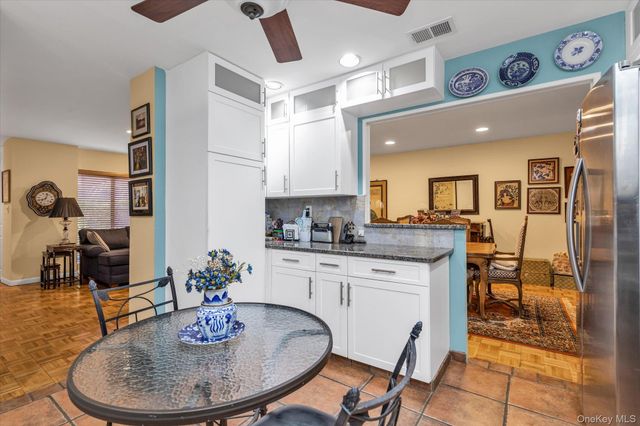 15 Spring Hollow, Roslyn, NY 11576