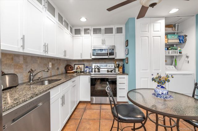 15 Spring Hollow, Roslyn, NY 11576