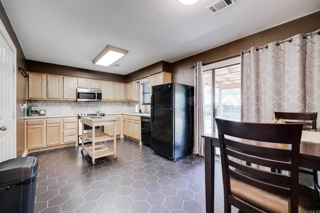 3 Hawthorne, Conway, AR 72034