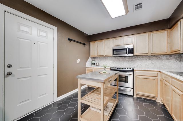 3 Hawthorne, Conway, AR 72034