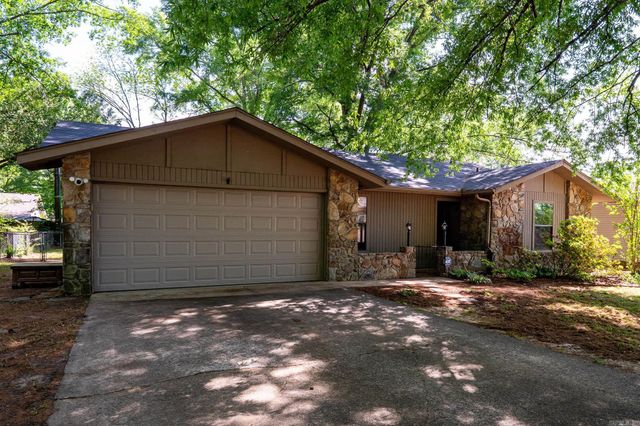 3 Hawthorne, Conway, AR 72034