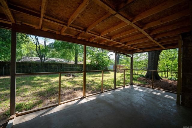 3 Hawthorne, Conway, AR 72034