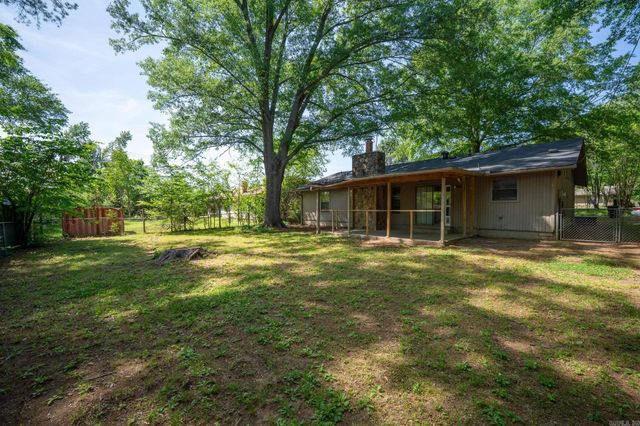 3 Hawthorne, Conway, AR 72034