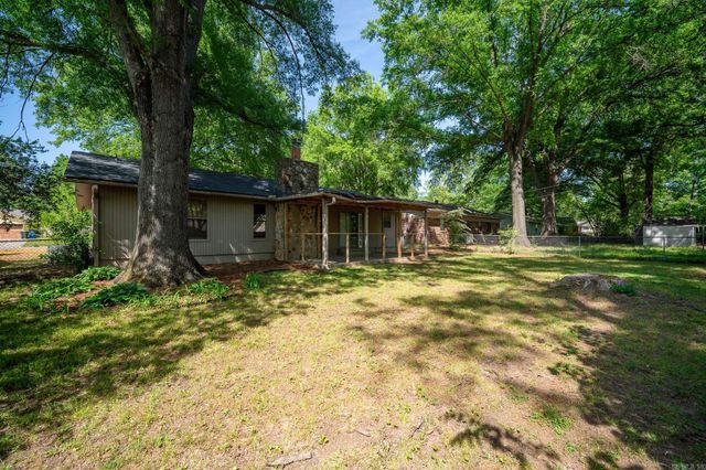 3 Hawthorne, Conway, AR 72034