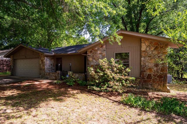 3 Hawthorne, Conway, AR 72034
