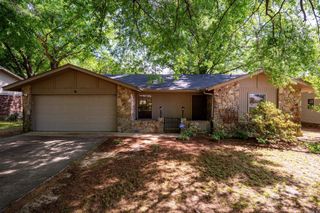 3 Hawthorne, Conway, AR 72034