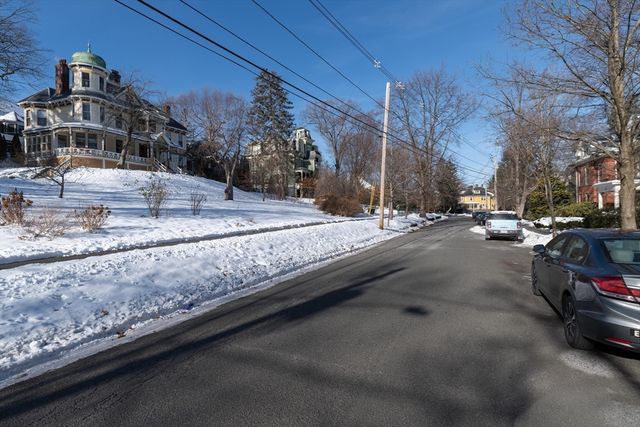 61 Crescent St 7, Northampton, MA 01060