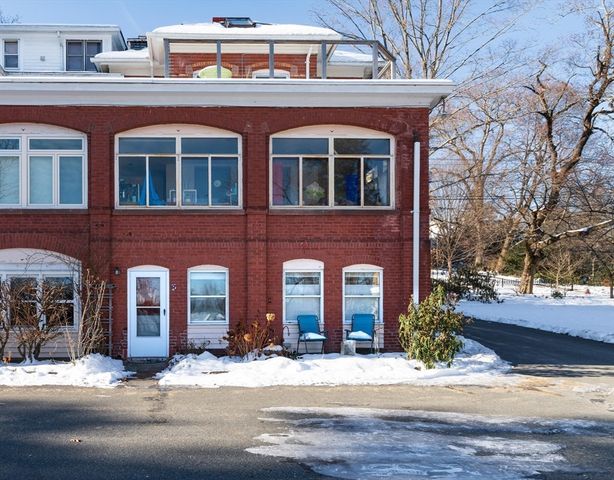 61 Crescent St 7, Northampton, MA 01060