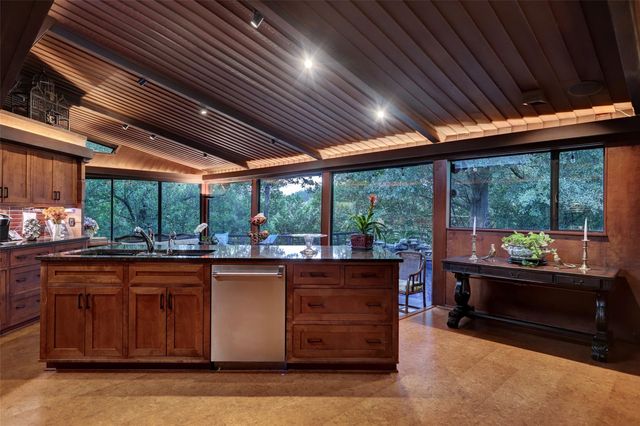 8 Tiel Way, Houston, TX 77019