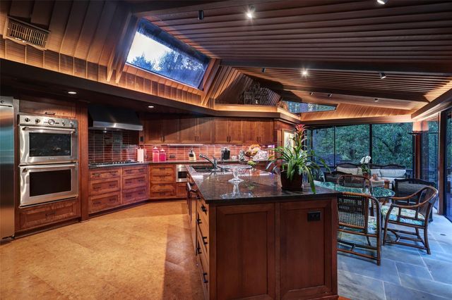 8 Tiel Way, Houston, TX 77019