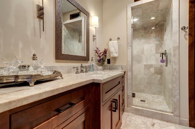 8 Tiel Way, Houston, TX 77019