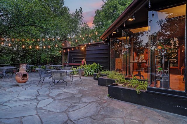 8 Tiel Way, Houston, TX 77019