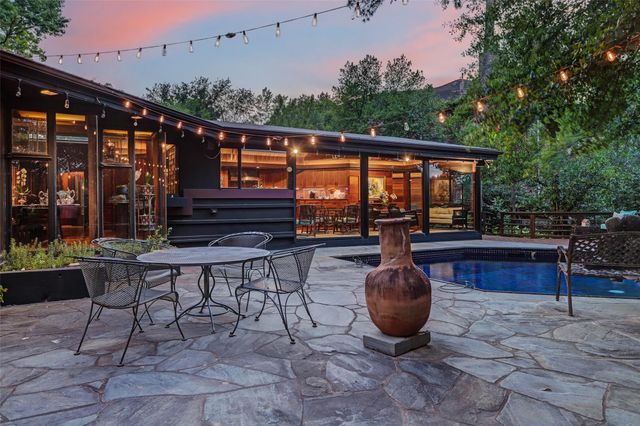 8 Tiel Way, Houston, TX 77019